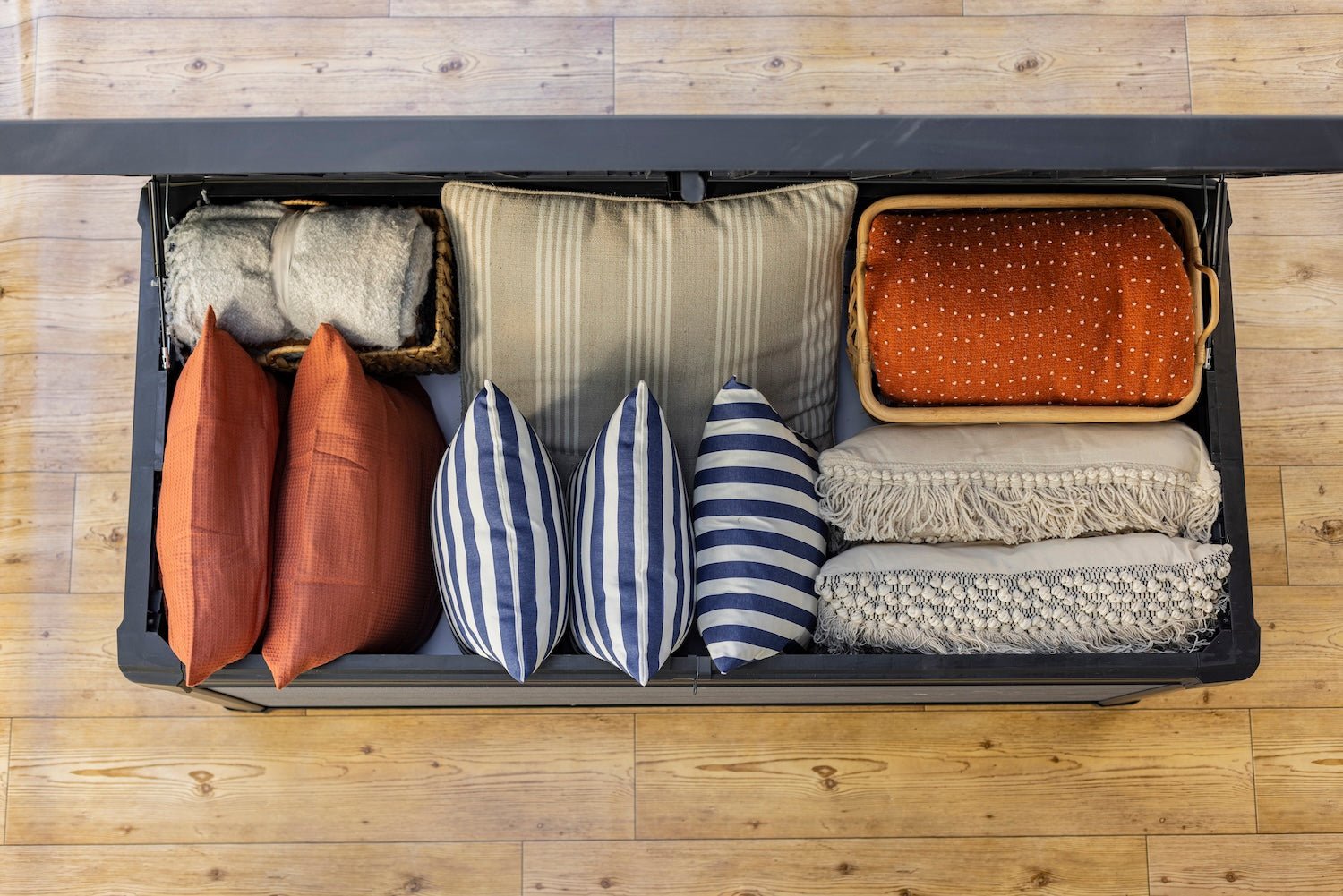 Keter Cortina 570L Storage Box - Grey - Image 8