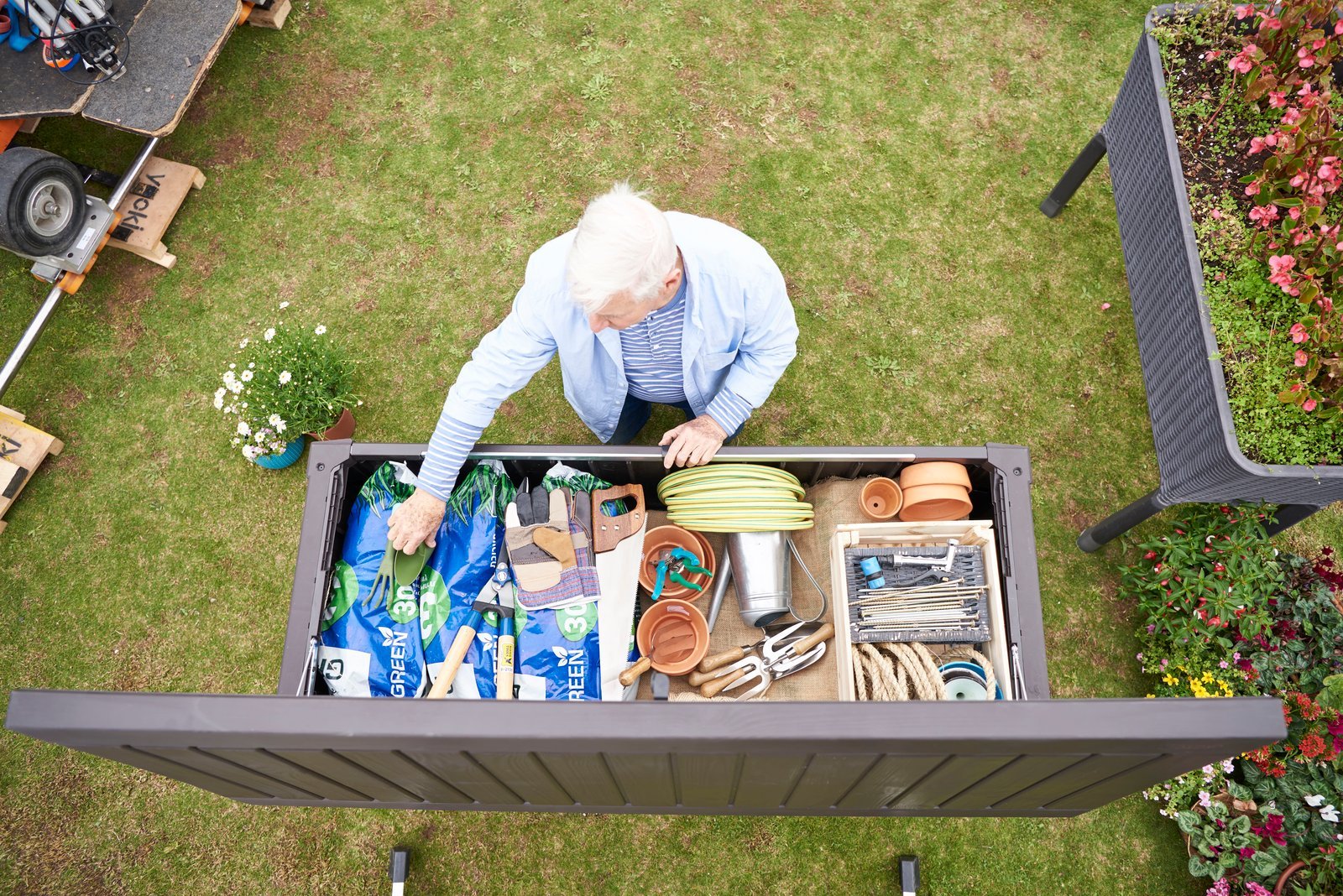 Keter Rockwood 570L Storage Box - Anthracite - Image 7